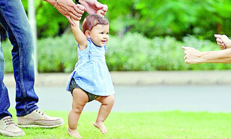 শিশুর প্রথম হাঁটা ও কথা বলা